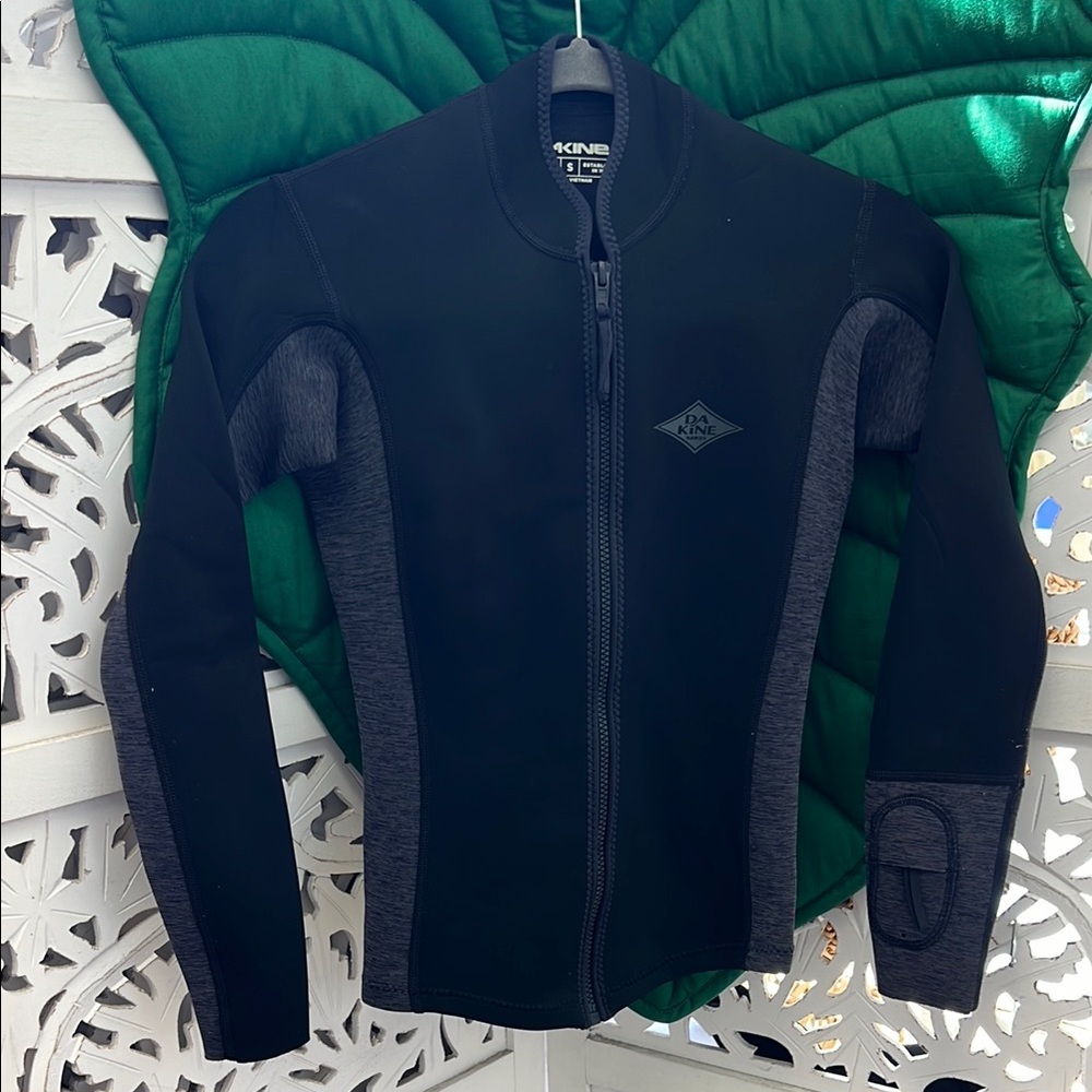 NWOT Da Kine black neoprene 1.0mm wetsuit long sleeve jacket. Size S.